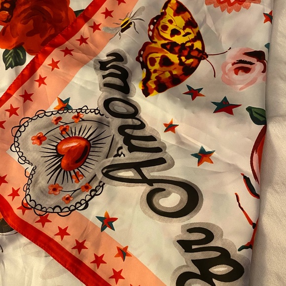 Gucci luxurious Silk scarf - Picture 10 of 11